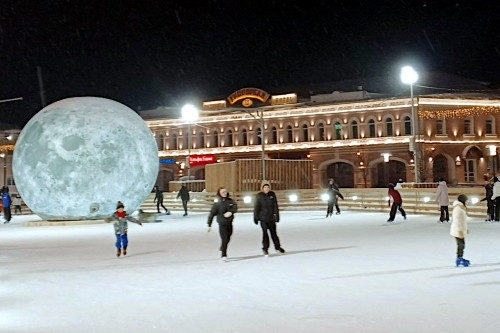 Изменилось время сеансов на катке на Успенской площади