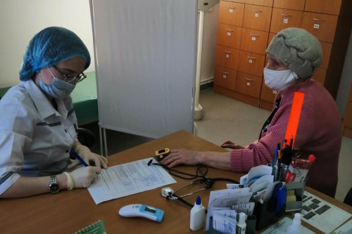 Выездные медицинские бригады проводят вакцинацию населения против коронавируса