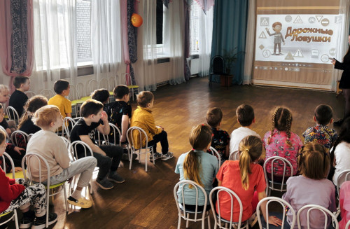 Беседа с воспитанниками детского сада о безопасности на дорогах