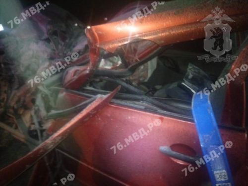 На трассе Углич - Ярославль легковая машина столкнулась с фурой