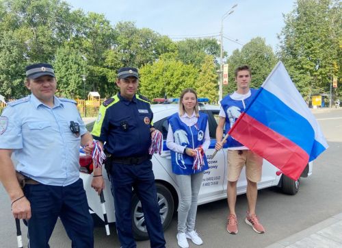 Госавтоинспекция поздравила угличан в День Государственного флага Российской Федерации