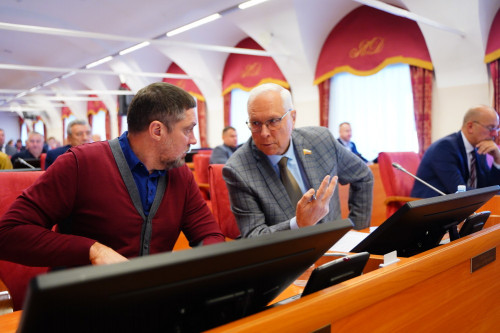 На первом заседании осенней сессии депутаты обсудили изменения в бюджет-2025 и приоритеты бюджетного планирования на 2026 год