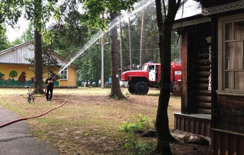 Отработали тушение условного пожара в оздоровительном центре "Юность"