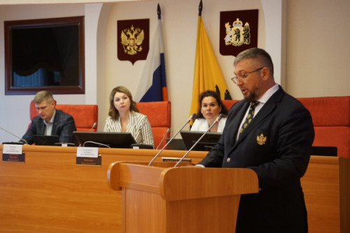 Областные депутаты возьмут на контроль вопросы обеспечения детей местами в школах