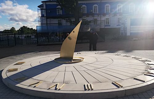 Солнечные часы установлены в Мышкине в рамках проекта по благоустройству центра города
