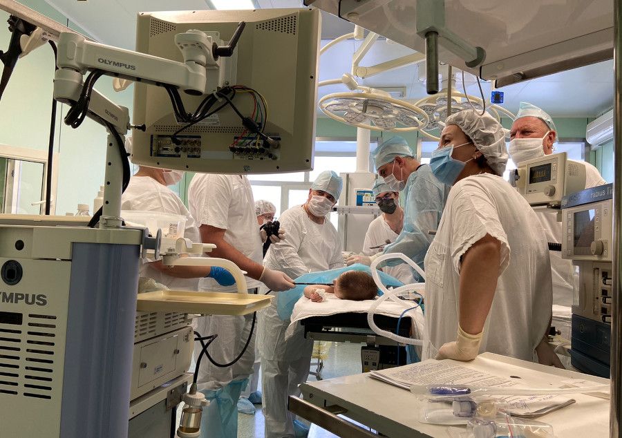 Ярославские детские хирурги провели первую операцию по установке гастростомы в желудок