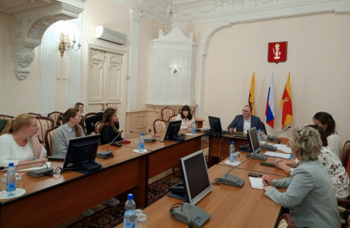 Глава Угличского округа Илья Филипцов встретился с группой родителей дошкольников по вопросу качества питания в детских учреждениях