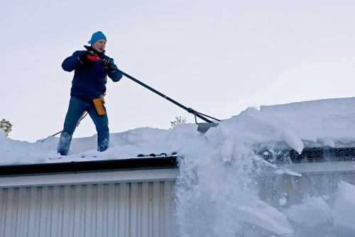 О своевременной расчистке крыш зданий и сооружений от снега