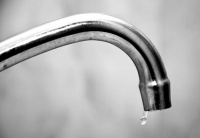 В Угличе устраняют утечку на водопроводе: без воды три дома
