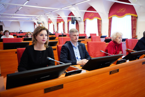 Депутаты обсудили вопросы кадрового обеспечения медорганизаций и оказания помощи пациентам с онкозаболеваниями