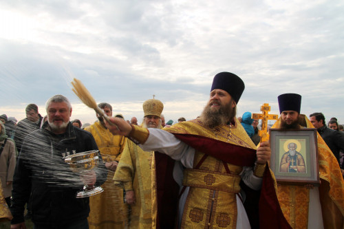 Первая Божественная литургия в Крестознаменском храме села Коприно