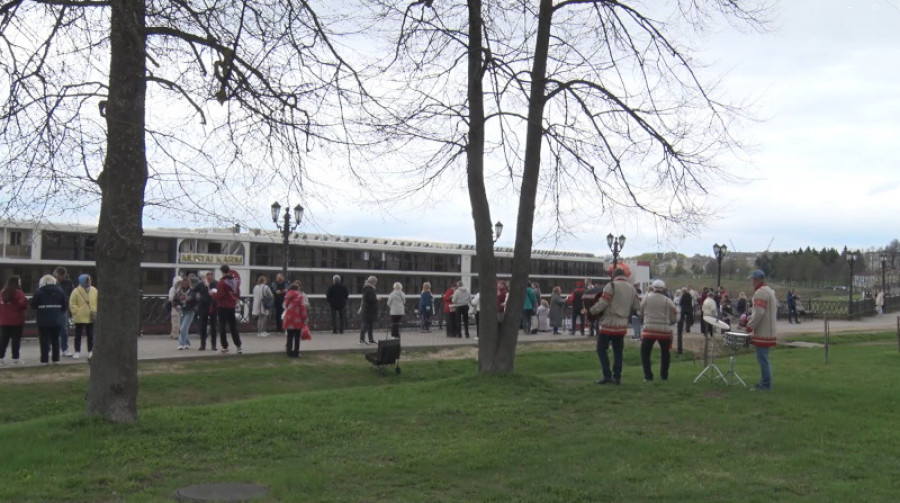 Прибыли первые теплоходы