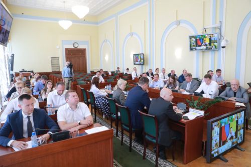 Михаил Евраев поручил перераспределить средства с районов, не справившихся с контрактованием подрядчиков