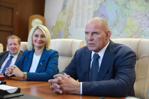 Развитие адаптивного спорта в Ярославской области губернатор Михаил Евраев обсудил с сенатором Александром Карелиным