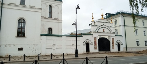 Операторы связи освободили от оптоволокна опоры на перекрестке в центре Углича