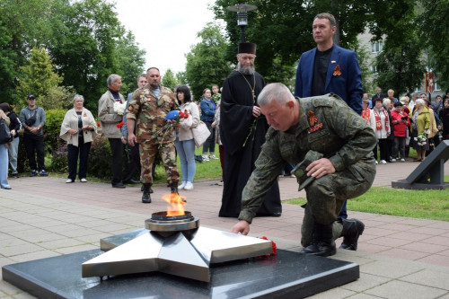 Торжественная церемония возложения цветов к Вечному Огню