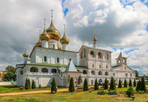 Епископ Переславский и Угличский Феоктист совершил Литургию в Воскресенском мужском монастыре