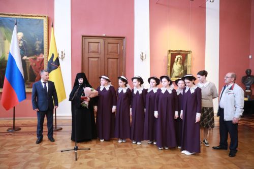 ​Михаил Евраев вручил медали «За верность родительскому долгу»
