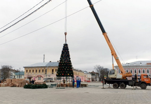 На Успенской площади идет монтаж новогодней ели