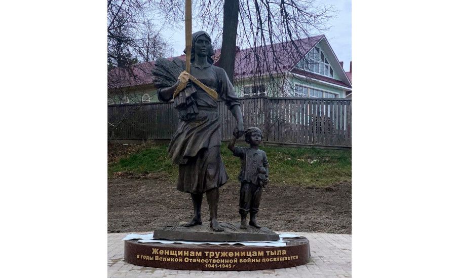 Памятник труженицам тыла установили в Мышкине