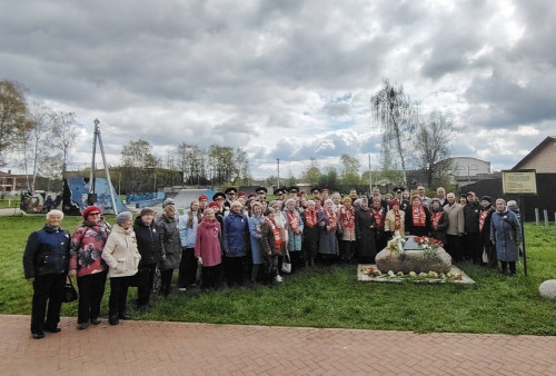Посадили яблони на «Аллее памяти»