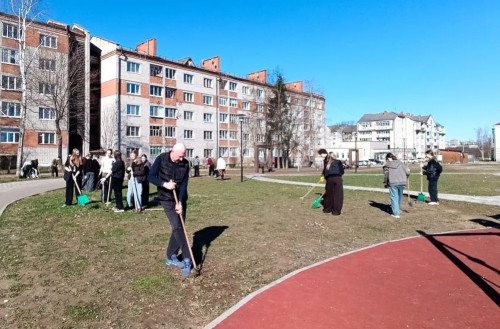 В городе продолжаются субботники