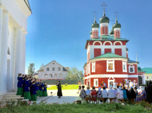 В Богоявленском женском монастыре Углича юные голоса пели о Небесах