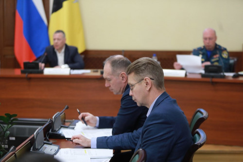 Губернатор поручил направить все имеющиеся ресурсы на восстановление электроснабжения в населенных пунктах региона