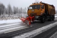 Более 300 единиц техники ликвидируют последствия снегопада и ледяного дождя на региональных дорогах