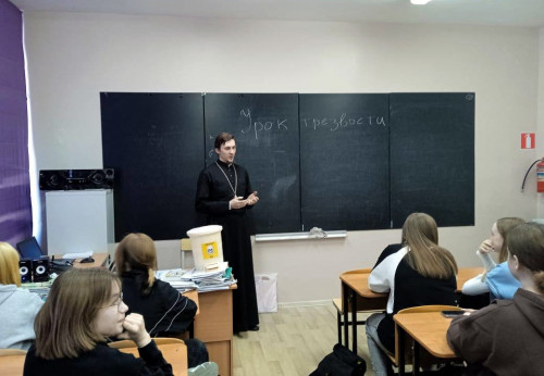Священник Алексей Талалаев провёл уроки трезвости для угличских школьников