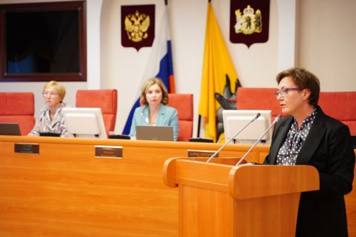 На профильном комитете депутаты обсудили вопросы стимулирования устройства детей-сирот в семьи