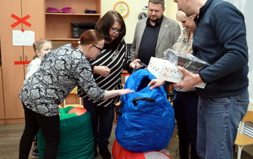 Депутаты поздравили детей с Новым годом