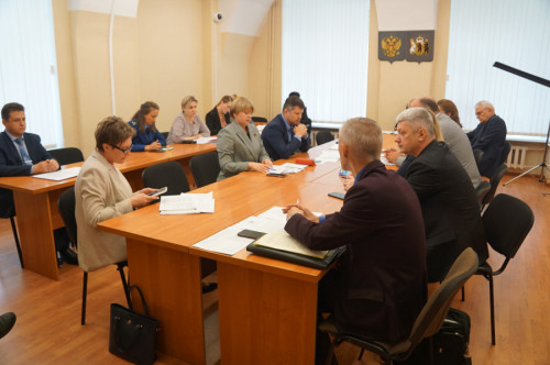 Областная депутаты рассмотрели вопрос получения школьниками, обучающимися на дому, компенсации стоимости набора продуктов питания