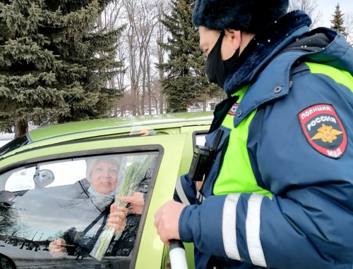 В Угличе праздничной эстафете дала старт акция «Цветы для автоледи»!