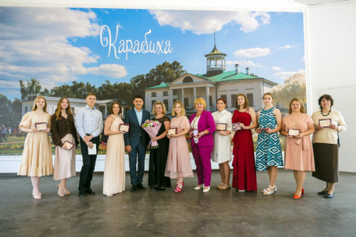 ​Лучшие выпускники школ региона награждены почетным знаком губернатора