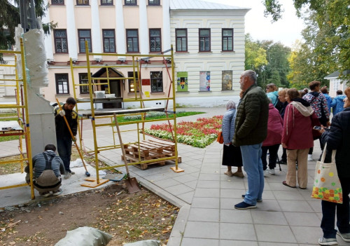 В Углич привезли памятник Андрею Большому