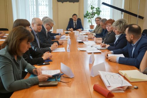 В областной Думе обсудили реализацию программ по привлечению медицинских кадров в регион