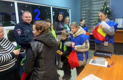 «Дом детского творчества» поздравил дорожных полицейских с наступающим Новым годом