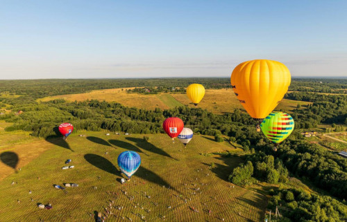 Впервые в России сразу восемь пар заключат браки на тепловых аэростатах